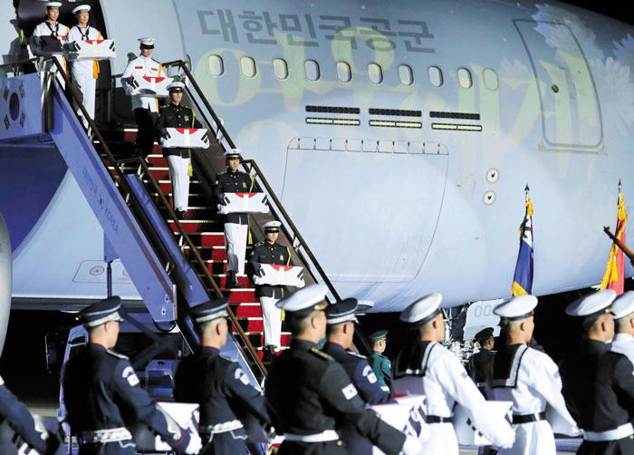 지난 25일 경기도 성남의 서울공항에서 열린 '6·25 전쟁 70주년 기념식'에서 국군 참전용사 유해 147구를 봉환하는 행사가 열리고 있다.