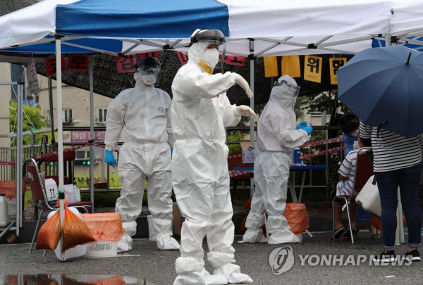 30일 오전 대전시 동구 가오동 동구보건소 선별진료소에서 확진자와 접촉한 초등생들이 가족과 함께 검사를 받기 위해 기다리고 있다. 29일 확진 판정을 받은 천동초 5학년 학생에 이어 30일 오후 늦게 이 학생과 접촉한 2명의 동급생이 추가 확진됐다./연합