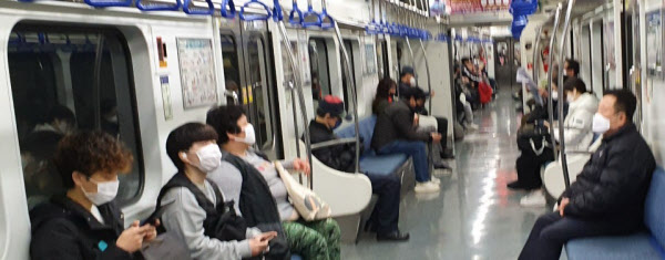 최근 부산 도시철도 1호선을 탄 시민들이 대부분 마스크를 착용하고 있다. 부산시는 지난 5월26일부터 대중교통 이용 승객에게 마스크 착용을 의무화했다. /박주영 기자