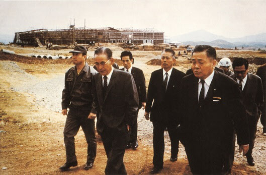 1970년 4월 23일 이병철 선대회장과 일본 NEC의 고바야시 사장이 울산사업장 건설 현장을 방문하고 있다. /삼성SDI