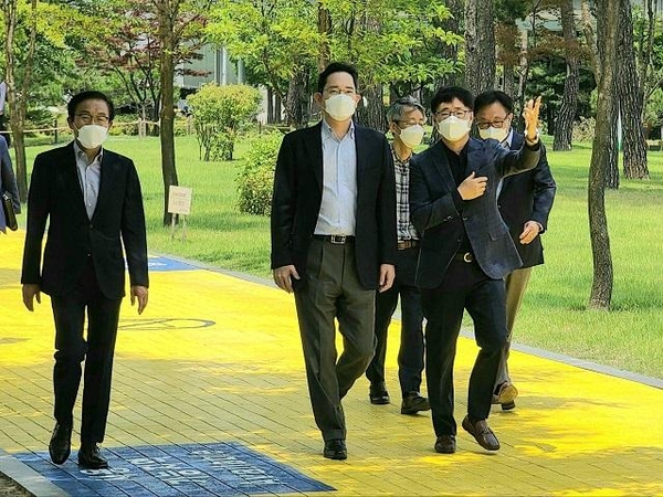 19일 삼성전자 반도체 미래전략과 사업장 환경안전 로드맵을 점검하기 위해 경기 화성시에 있는 반도체 연구소를 찾은 이재용 삼성전자 부회장. /삼성전자 제공