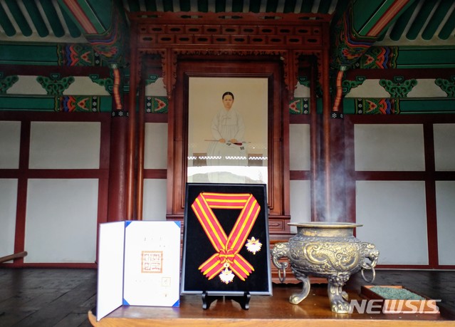 유관순 열사 영정 앞에 놓인 건국훈장