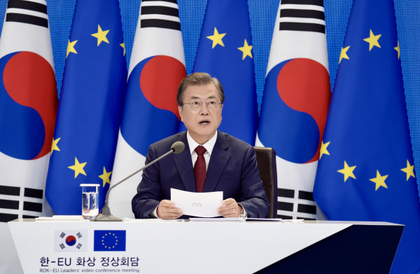 문재인 대통령이 30일 청와대에서 유럽연합(EU)의 샤를 미셸 정상회의 상임의장, 우르술라 폰데어라이엔 집행위원장과 화상 정상회담을 하고 있다./연합뉴스