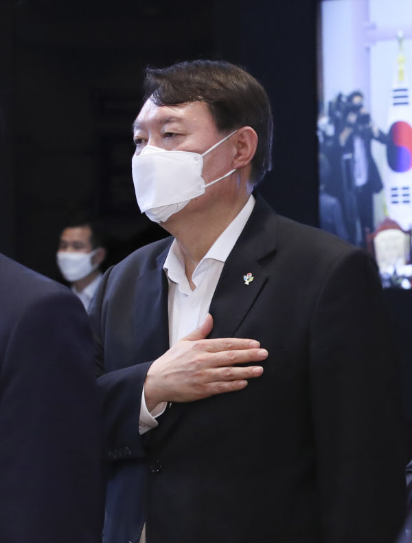 윤석열 검찰총장이 22일 오후 청와대에서 열린 제6차 공정사회 반부패정책협의회에 참석, 국기에 경례하고 있다./연합뉴스