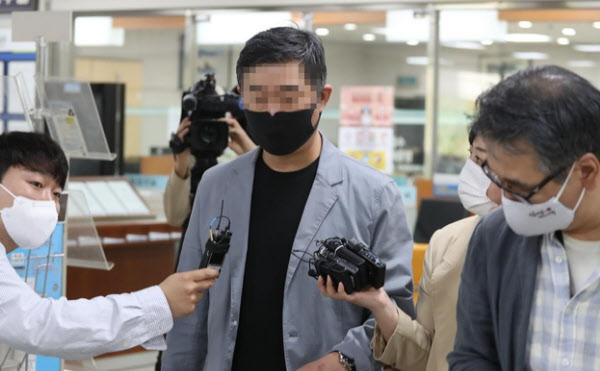 지난달 27일 서울중앙지법에서 열린 재판에 출석한 조권씨/연합뉴스