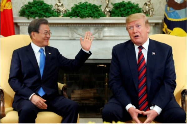 작년 4월11일 미국 워싱턴DC 백악관 오벌오피스에서 열린 정상회담 자리에 같이 앉은 한국과 미국 대통령/조선일보DB