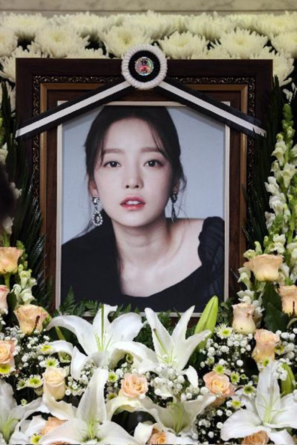 지난 해 11월 25일 서울 서초구 반포동 카톨릭대 서울성모병원 장례식장 구하라씨의 빈소에 놓인 영정 사진. /조선일보 DB