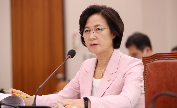 추미애 법무부장관이 1일 오후 서울 여의도 국회에서 열린 법사위 전체회의에서 의원 질의에 답변하고 있다. /뉴시스