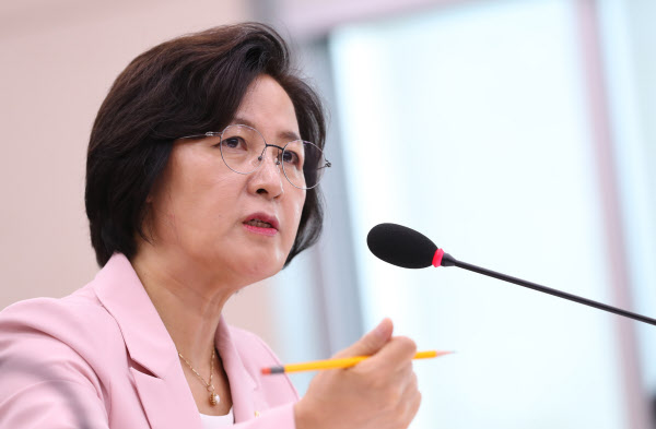 추미애 법무부 장관이 1일 오후 국회 법제사법위원회 전체회의에서 의원들 질의에 답하고 있다. /연합뉴스