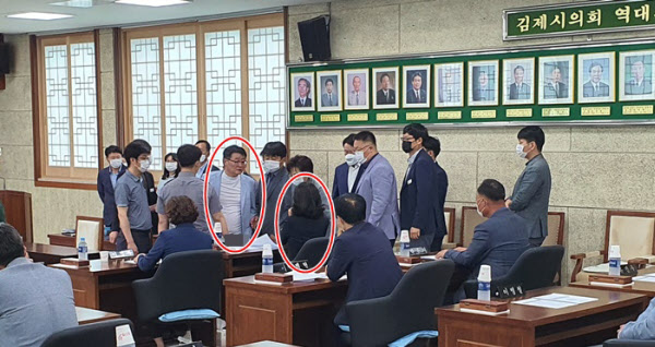 1일 열린 전북 김제시의회 본회의에서 유진우 의원(좌측 원)이 불륜 스캔들 상대방인 여성 A의원(오른쪽 원)에게 다가가 “당신이 무슨 자격으로 이 자리에 앉아 있느냐”며 목소리를 높였다./독자제공