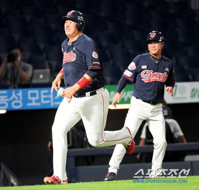 롯데 자이언츠와 NC 다이노스의 2020 KBO리그 경기가 1일 창원NC파크에서 열렸다. 7회초 2사 2루, 롯데 마차도의 적시타때 2루주자 이대호가 홈으로 파고들고 있다. 이대호는 홈에서 태그아웃됐다. 창원=허상욱 기자 wook@sportschosun.com/2020.07.01/