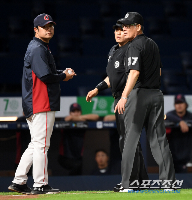 롯데 자이언츠와 NC 다이노스의 2020 KBO리그 경기가 1일 창원NC파크에서 열렸다. 7회말 무사 1루, 롯데 노병오 투수코치가 장원삼을 교체하기 위해 마운드로 향하다 제지당하고 있다. 창원=허상욱 기자 wook@sportschosun.com/2020.07.01/