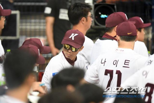 2020 KBO리그 키움 히어로즈와 두산 베어스의 경기가 1일 서울 고척스카이돔에서 열렸다. 키움 손혁 감독이 잠시 생각에 잠겨 있다. 고척=박재만 기자 pjm@sportschosun.com/2020.07.01/