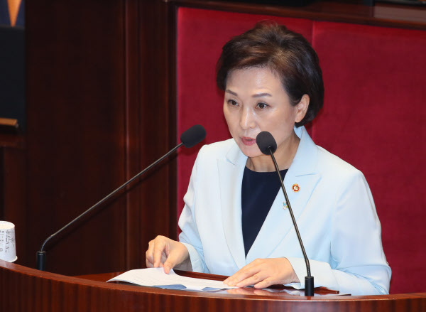 3차추경 국토부안 설명하는 김현미 장관 /연합뉴스