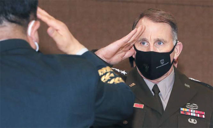 로버트 에이브럼스 한미연합사령관이 1일 서울 용산구 국방컨벤션에서 열린 한미동맹포럼에서 거수경례를 하고 있다.