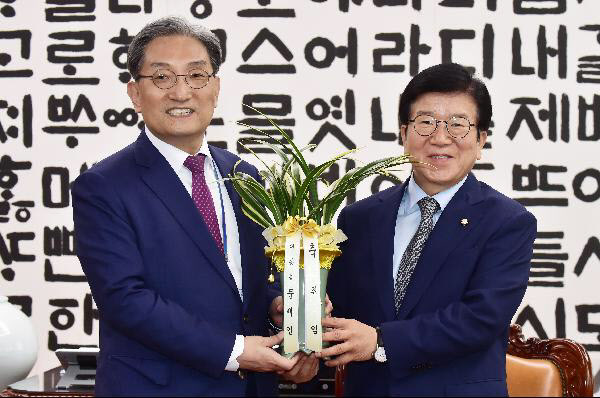 노영민 대통령 비서실장(왼쪽)이 지난달 8일 박병석 국회의장을 예방해 문재인 대통령의 축하난을 전달하고 있다. 노 실장은 본인 소유 서울 서초구 반포동 아파트와 충북 청주시 아파트 중 청주 아파트를 처분하기로 최근 결정했다./조선DB