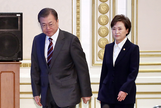 지난 2월 27일 청와대에서 문 대통령과 김현미 국토부 장관이 업무보고에 입장하는 모습.