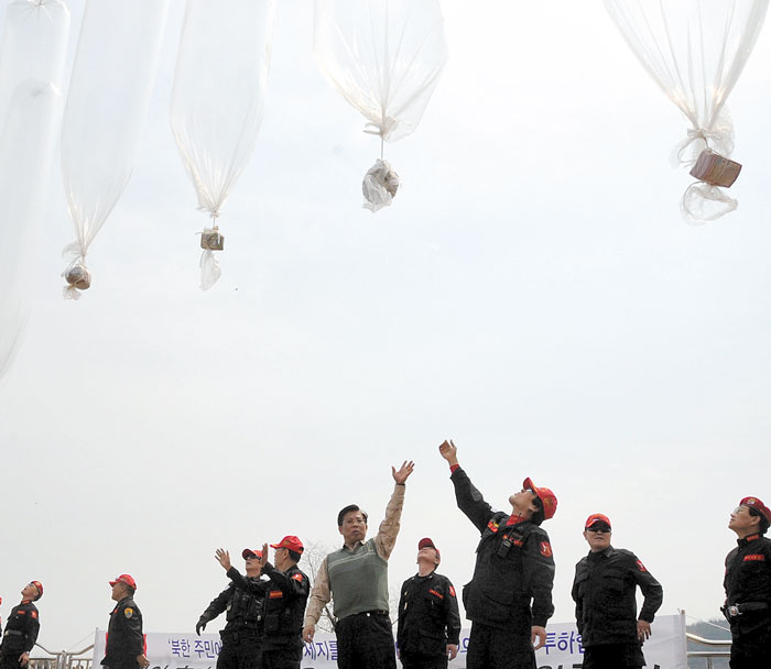 대북풍선단 등 여러 단체들이 경기 북부에서 대북 전단을 풍선에 매달아 날리고 있다.