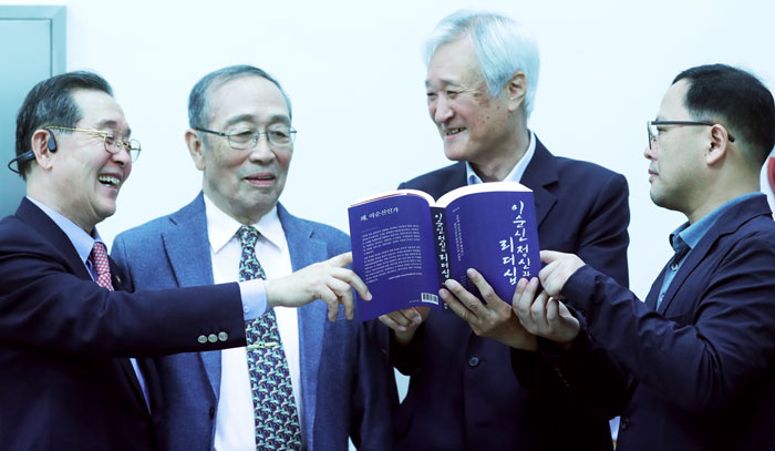 이순신 고수들이 새로 낸 책을 보며 이야기꽃을 피웠다.