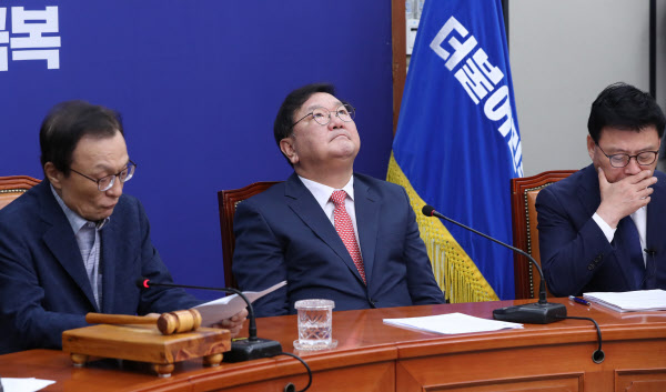 더불어민주당 김태년 원내대표가 3일 오전 서울 여의도 국회에서 열린 최고위원회의에서 생각에 잠겨 있다. /연합뉴스