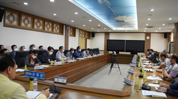 지난 4일 군위군이 통합신공항 관련 주민의견을 수렴하기 위해 주민협의체 회의를 열었다. /군위군