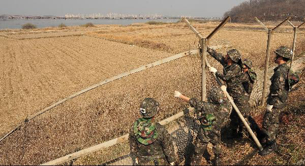 지난 2012년 경기도 김포대교 인근에서 군 장병들이 철책선을 철거하는 모습. /조선일보 DB