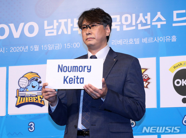 선수 지명하는 이상렬 KB손해보험 감독