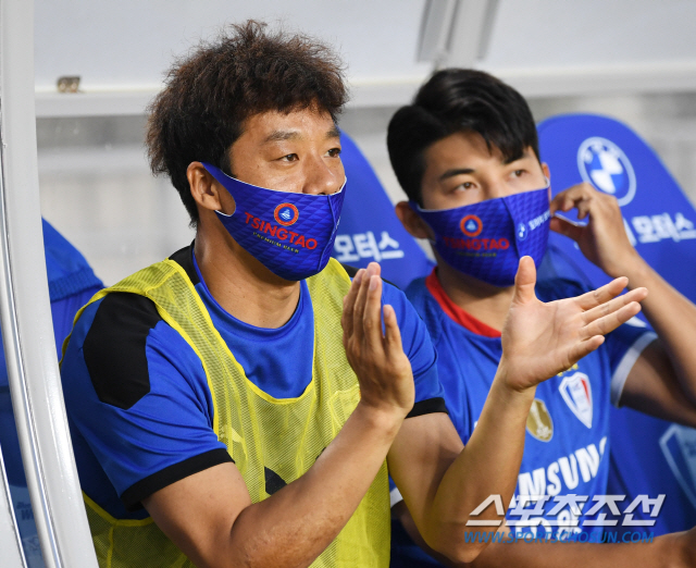 '여차하면 나간다!' 팀의 정신적 지주 염기훈도 벤치에서 박수를 치며 후배들을 응원했다.