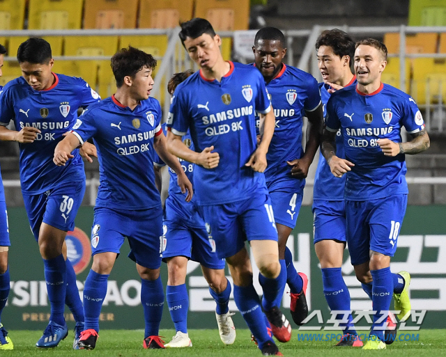 2020 K리그1 수원 삼성과 FC서울의 경기가 4일 수원월드컵경기장에서 열렸다. 수원 타가트가 패널티킥을 성공시킨 후 동료들과 함께 기뻐하고 있다. 수원=정재근 기자 cjg@sportschosun.com/2020.07.04/