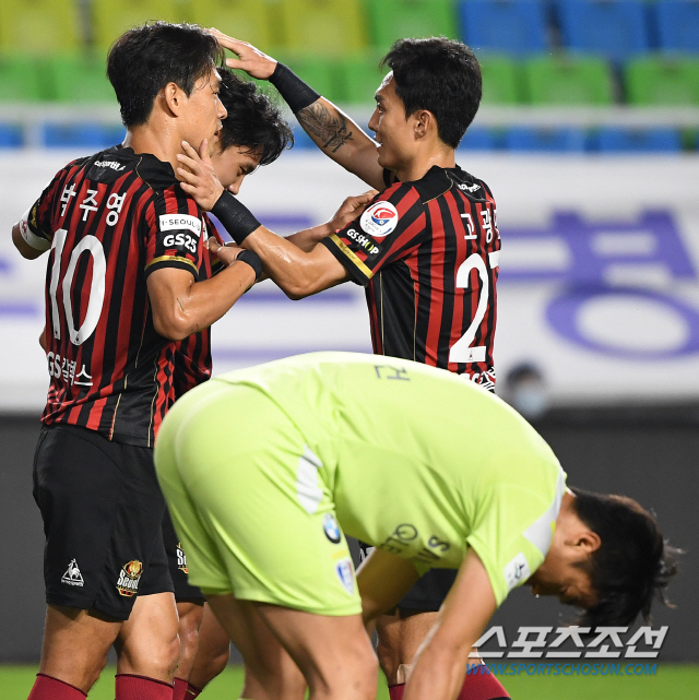 2020 K리그1 수원 삼성과 FC서울의 경기가 4일 수원월드컵경기장에서 열렸다. 서울 박주영이 골을 넣고 고광민과 함께 기뻐하고 있다. 수원=정재근 기자 cjg@sportschosun.com/2020.07.04/