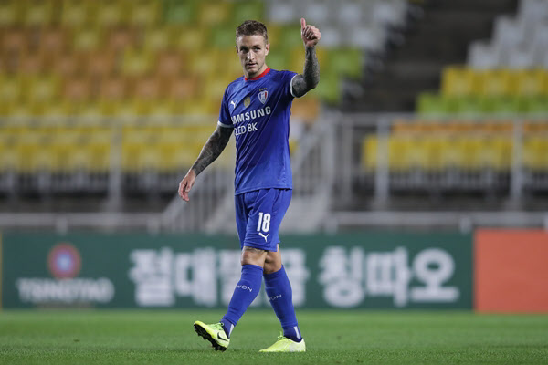 4일 서울과의 경기에서 엄지손가락을 치켜올리는 타가트./한국프로축구연맹
