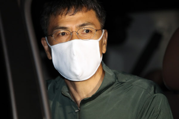 안희정 전 충남지사가 5일 오후 광주교도소를 나서 차량에 오르고 있다. 검찰이 형집행정지 신청을 받아들이면서 안 전 지사는 오는 9일 오후 5시까지 일시 석방됐다. /연합뉴스
