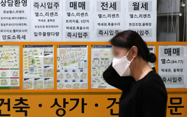 지난 5일 서울 송파구 부동산 밀집 지역에 매매, 전세 및 월세 매물을 알리는 안내문이 붙어 있다./뉴시스