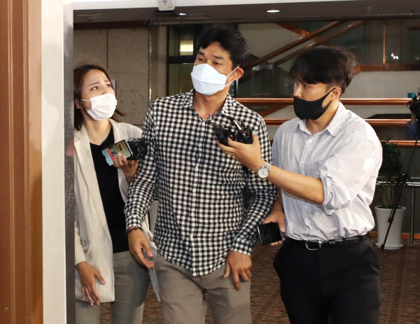 지난 6일 오후 서울 송파구 올림픽파크텔에서 열린 대한철인3종협회 스포츠공정위원회 회의장에 김규봉 경주시청 트라이애슬론팀 감독이 들어서고 있다. /연합뉴스