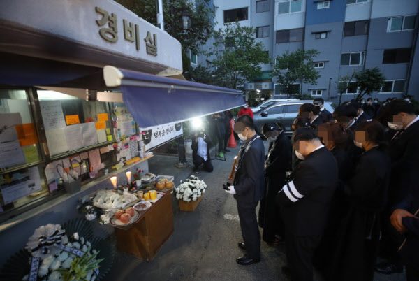 5월 14일 오전 서울 강북구 우이동 한 아파트 경비실 앞에서 고(故) 최희석 경비원의 유족들이 노제를 지내고 있다. /연합뉴스
