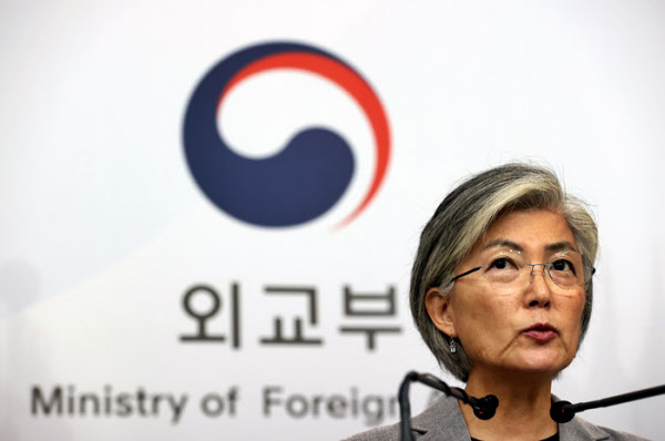 강경화 외교부 장관이 지난 2일 오전 서울 외교부 청사에서 열린 기자회견에서 질문에 답하고 있다. /연합뉴스