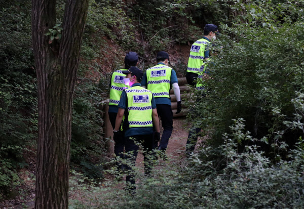 박원순 서울시장이 연락두절됐다는 신고가 접수된 9일 경찰이 성북동 와룡공원 주변 일대를 수색하고 있다. /뉴시스