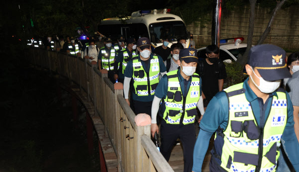 9일 오후 9시쯤 서울 종로구 와룡공원 서울성곽 주변에서 경찰이 박원순 시장을 찾기 위해 야간수색을 하고 있다. / 오종찬 기자