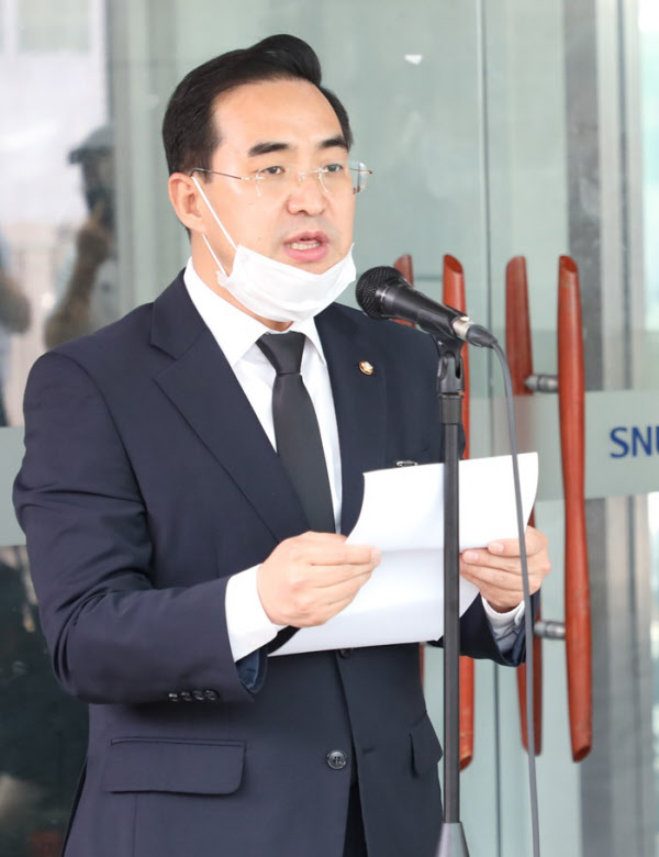 더불어민주당 박홍근 의원이 11일 오후 박원순 서울시장의 빈소인 서울대병원 장례식장에서 장례 절차에 대해 밝히고 있다. /연합뉴스