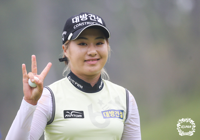 11일 부산 기장군 스톤게이트 컨트리클럽에서 열린 KLPGA 투어 아이에스동서 부산오픈 1라운드 5번 홀에서 알바트로스를 기록한 이정은이 6번 홀을 홀 아웃하며 인사하고 있다. 사진제공=KLPGA