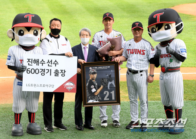 NC 다이노스와 LG 트윈스의 2020 KBO 리그 경기가 11일 잠실구장에서 열렸다.경기 전 LG 진해수의 개인 통산 600경기를 기념하는 시상식이 열렸다. 정운천 총재, 차명석 단장, 류중일 감독과 함께 기념촬영을 하는 진해수의 모습. 잠실=허상욱 기자 wook@sportschosun.com/2020.07.11/