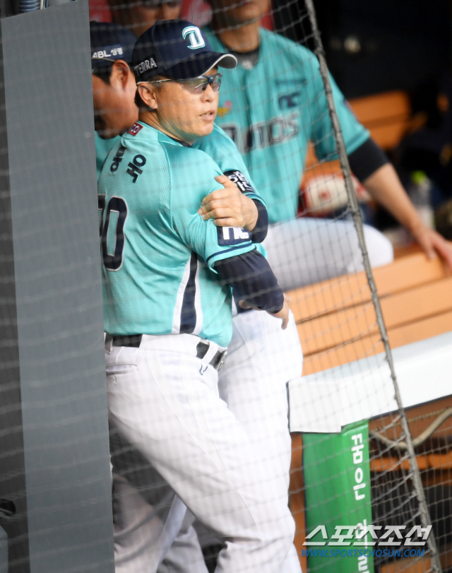 NC 다이노스와 LG 트윈스의 2020 KBO 리그 경기가 11일 잠실구장에서 열렸다.1회초 1사 주자 1,3루 NC 강진성의 투수 앞 땅볼때 홈으로 파고들던 3루주자 알테어가 홈에서 태그아웃 판정을 받은 후 비디오 판독에서 번복되지 않자 덕아웃의 이동욱 감독이 그라운드로 나서려 하고 있다. 잠실=허상욱 기자 wook@sportschosun.com/2020.07.11/