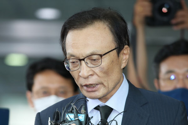 더불어민주당 이해찬 대표가 10일 고 박원순 서울시장의 빈소가 마련된 서울 종로구 서울대병원 장례식장에서 조문을 마친 뒤 취재진의 질문에 답하고 있다./연합뉴스