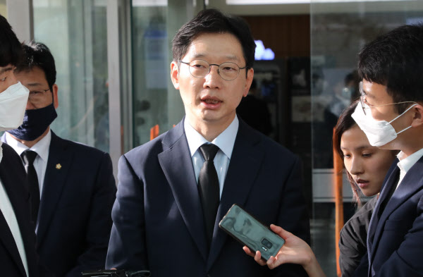 김경수 경남지사가 11일 오후 서울대병원 장례식장에서 고 박원순 시장의 빈소 조문 후 기자들의 질문을 받고 있다./연합뉴스
