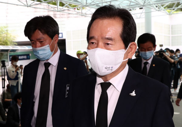 정세균 국무총리가 10일 오후 고 박원순 서울시장의 빈소가 차려진 서울 종로구 서울대병원 장례식장으로 들어가고 있다./뉴시스