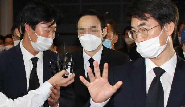 고 박원순 서울시장의 아들 박주신 씨가 11일 아버지 빈소가 마련된 서울대학병원 장례식장에 들어오고 있다. /연합뉴스