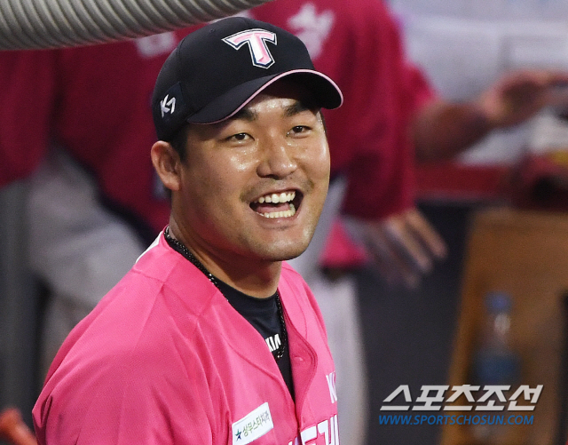 ◇11일 광주 키움과의 경기.. 7회초 1사 1루에 등판해 8회까지 무실점 피칭을 펼친 KIA 홍상삼이 환하게 웃고 있다.