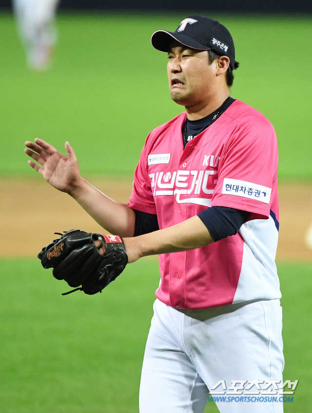 ◇ 8회도 무실점으로 마친 홍상삼. 안도의 표정?