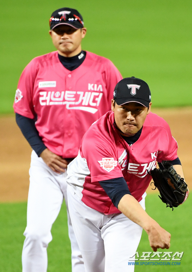 ◇ 홍상삼에게 자신감을 선물한 서재응 코치. 홍상삼은 'KIA의 홍삼!'