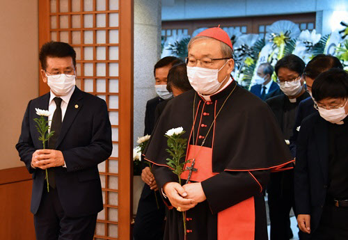 염수정 추기경이 11일 종로구 서울대병원 장례식장에 차려진 고 박원순 서울시장의 빈소를 찾아 조문하고 있다.(서울시 제공)/뉴시스
